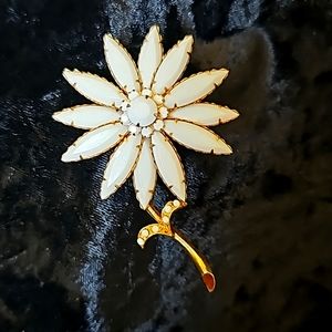 Ladies Large Flower Brooche on Gold Tone. 2inches length and across